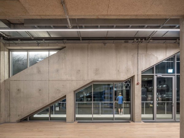 Die an der Au�enh�lle verlaufenden Treppenelemente ...