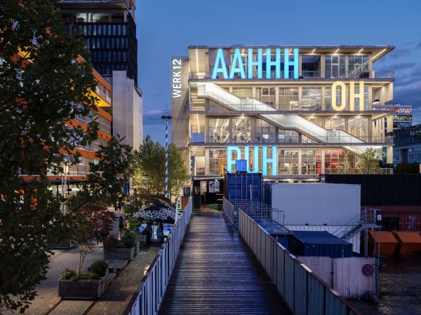 Der in Bayern unvermeidliche Maibaum findet auch seinen Platz.