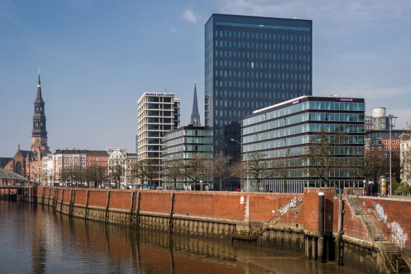 Die sanierte und um drei Neubauten ergnzte Spiegel-Insel in Hamburg bekam neue Nutzungen.