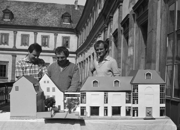 Bauleiter Karl-Heinz Schmidt, Architekt Klaus Aschenbach, Architekt Jrgen Beyer (v.l.n.r.) mit dem Arbeitsmodell des Museums auf dem Altan des Stadtschlosses Weimar, Sommer 1984