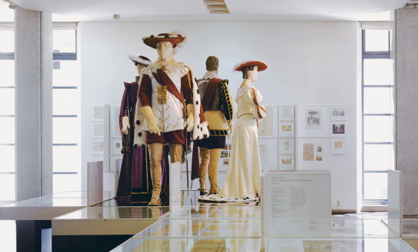 Kostmfiguren-Gruppe zu Schillers Drama Wallenstein, Marie-Luise Bauerschmidt mit Gewandmeisterin Gislinde Ziegler und den Theaterwerksttten des Deutschen Nationaltheaters, 1988