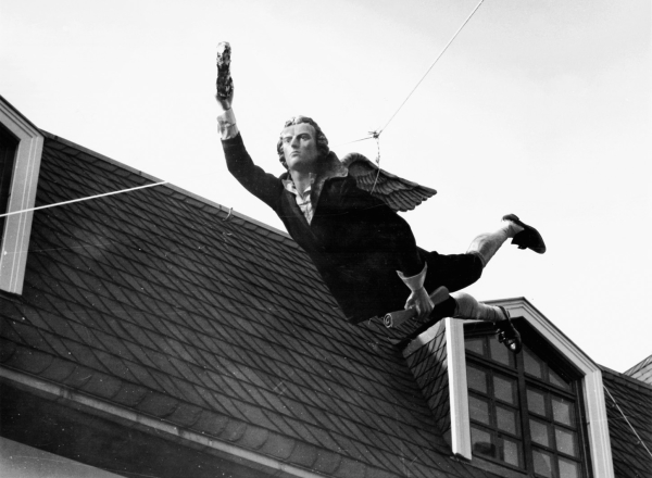 Der geflügelte Schiller mit Lorbeerkranz ber der Neugasse schwebend, Installation der AG Museumsgestaltung und Theaterwerksttten des DNT zur Museumserffnung am 10. November 1988