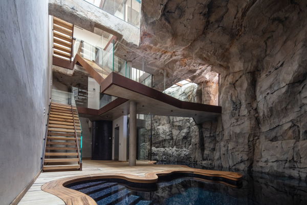 Luftige Grotte: Auch ein Schwimmbad ist integriert.