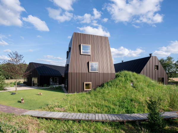 Im Grash�gel versteckt sich der �bergang in den Wohnteil.