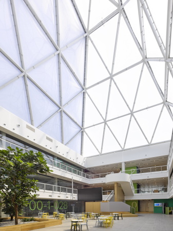 � und f�hrt in das zentrale Atrium.