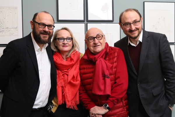 Gustav Peichl mit seinen drei Kindern, Sebastian, Markus und Ina Peichl zur Erffnung der Ausstellung Ironimus 90 im Karikaturmuseum Krems.