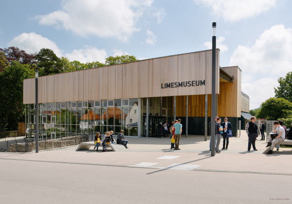 Der Eingangsbereich des Museums am Rand des Grabungsfelds. Das Museum von 1981 und seine Erweiterung aus dem Jahr 2000 wurde von Knut Lohrer und Dieter Herrmann gestaltet.