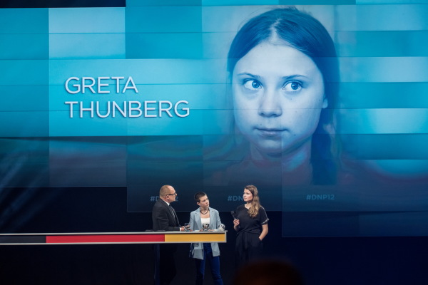 Zur Erffnung gab es einen Ehrenpreis fr Greta Thunberg, der von den Fridays for Future Aktivistinnen Luisa Neubauer und Maira Keller entgegen genommen wurde. Foto: Ralf Rhmeier