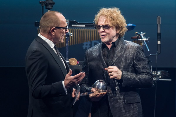 Und auch Simply Red-Frontman Mick Hucknall erhielt einen Ehrenpreis, berreicht von Nachhaltigkeitspreis-Initiator Stefan Schulze-Hausmann. Foto: Ralf Rhmeier