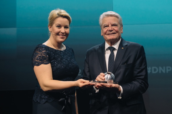 Ein Ehrenpreis ging auerdem an Joachim Gauck, berreicht von Franziska Giffey.
