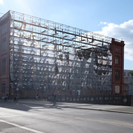 Die zerissenen Planen am provisorischen Baugerst der Berliner Bauakademie im Sommer 2019.