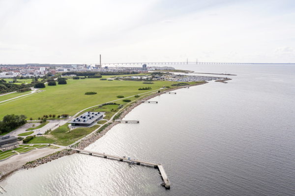 Pittoreske lage in menschengemachter Kulturlandschaft. Im intergrund die resundbrcke nach Dnemark.