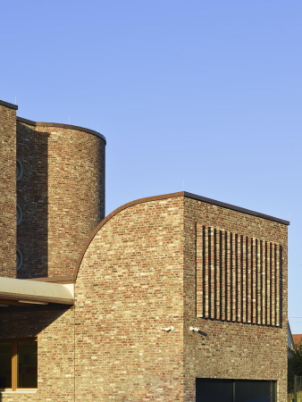 Die Klinkerfassade bietet zahlreiche Reminiszenzen an die Industriearchitektur der Jahrhundertwende und der Moderne.