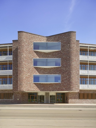 Die Fassade weist Elemente aus der Moderne in zeitgenssischer Aufarbeitung auf.