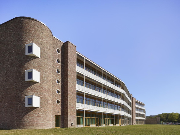 Die Geb�udeh�he wurde auf drei Obergeschoss limitiert, um die Landschaft nicht zu verbauen.