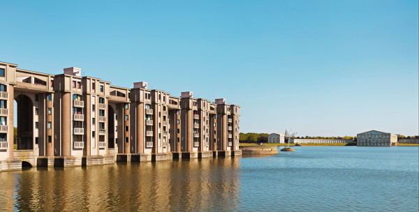 Ricardo Bofill  Taller de Arquitectura: Les Arcades du Lac, Saint-Quentin-En-Yvelines, Paris, 1982