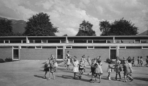 Architektengemeinschaft C4, Volksschule, Nziders, 19591963, spielende Kinder im Pausenhof zwischen den beiden Klassentrakten