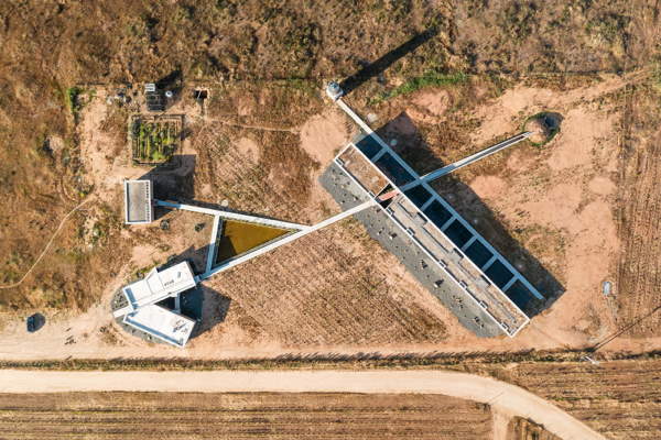 Der weiten Landschaft angepasst: Die Anlage aus der Vogelperspektive.