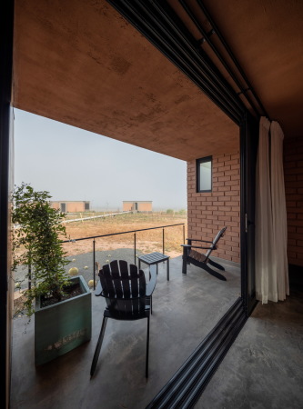 Gro�e Fenster �ffnen den Blick in die Landschaft.