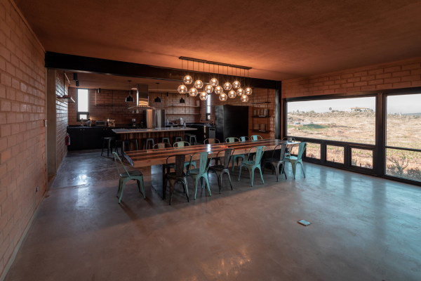 Die Gemeinschaftsk�che mit Essraum im Eingangsgeb�ude.