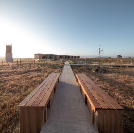 Blick auf das G�stehaus, im Hintergrund der Fog-Catcher zur Brauchwassergewinnung.
