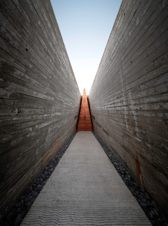 ... der Zugang ist halb vergraben ...