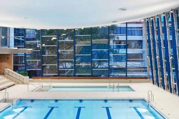 ber an den Stahlsttzen angebrachte Strahler mit starkem Indirektanteil wird das Hallendach so in Szene gesetzt, dass es schwebend erscheint.