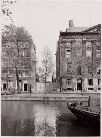 Anstelle der Lcke wurde schon im vorigen Jahrhundert ein weiteres Gebude eingesetzt. In diesem befinden sich heute die raumhohen Fenster mit den Bronzepanelen.