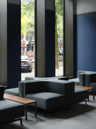 Die neugestaltete Lounge mit Blick auf den Kanal.