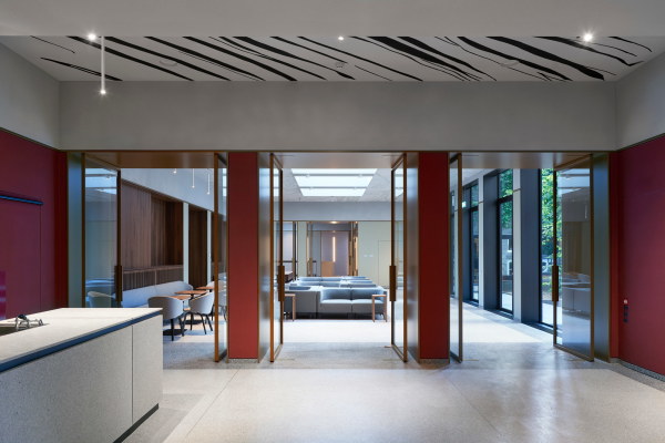 Blick von der Bar in die Lounge.