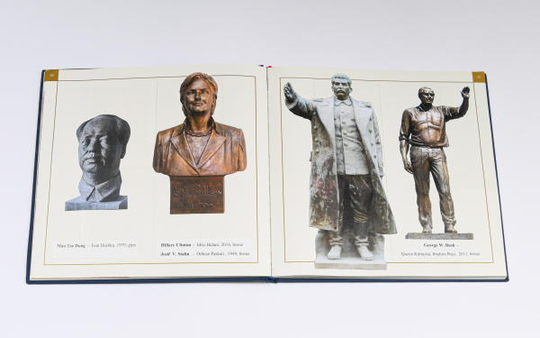 Alban Hajdinaj collagiert fiktive Geschichtsbcher mit Skulpturen, die aus der ffentlichkeit Albaniens entfernt wurden. Im Bild Old Books New Stories