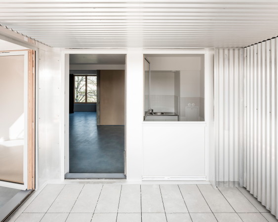 Blick von der Loggia in die Wohnung