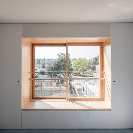 Alle Fenster zum Hof hin sind mit Staurumen umgeben und bieten eine Sitz-/Liegeflche am Fenster.