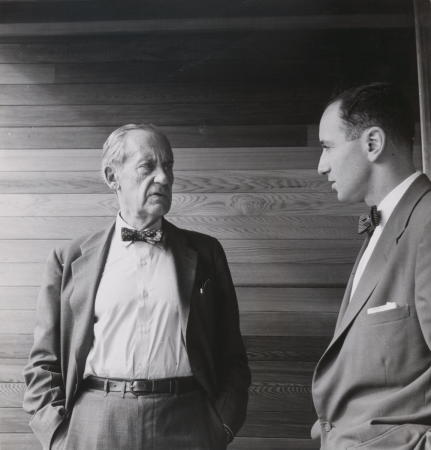 Der Grnder des Bauhauses Walter Gropius im Gesprch mit Harry Seidler 1954