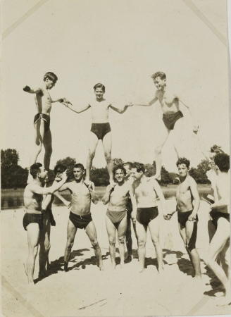 Bauhausstudenten an der Elbe unteranderem Hinnerk Scheper, K. Wiegand, Ernst Neufert, Marcel Breuer, Herbert Bayer, Xanti Schawinsky, Lszl Moholy-Nagy, Mai, 1921