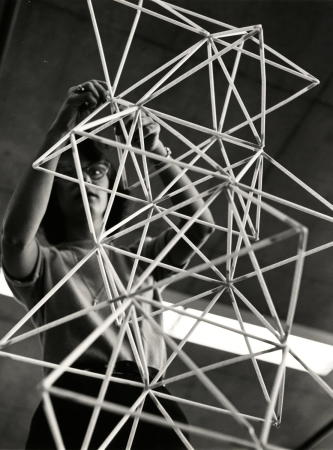 Eine Bauhaus Studentin arbeitet an einem Raumfachwerk, 1937/46