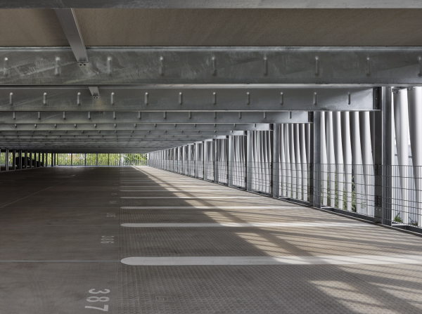 Das Parkhaus bietet Platz fr 900 Pkws und 172 Fahrrder.