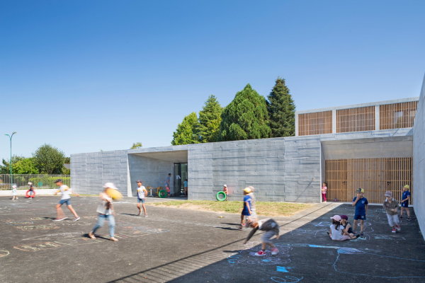 Schule und Freizeitzentrum von Atelier 56S in der Bretagne