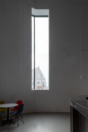 Die gotische Kirche nebenan bei Tag...