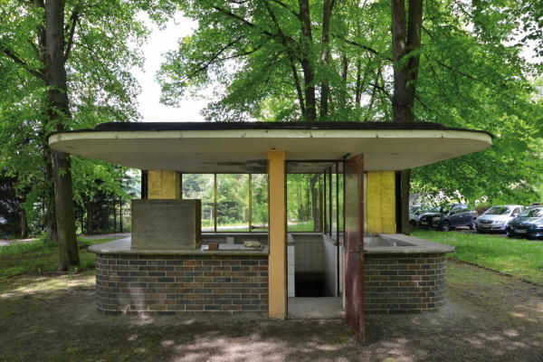 Neben groe Fabrikhallen und Brogebuden entwarf Arndt auch kleine Bauwerke wie hier einen Kiosk im Park des Hauses des Volkes.