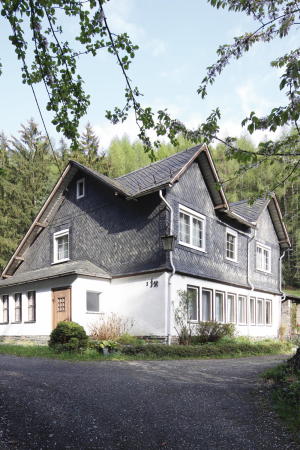 Ein ehemaliges Schiefer-Spalthaus im Wald wurde von Arndt Ende der 30er Jahre umgebaut.