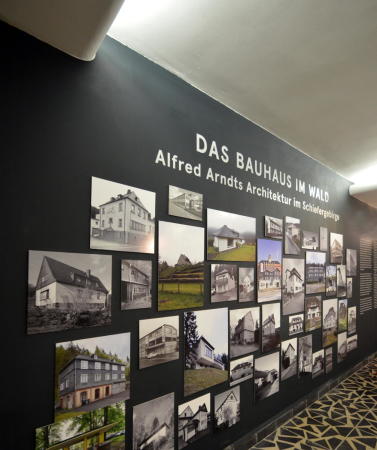 Ausstellungsansicht von Das Bauhaus im Wald in der Galerie des Hauses des Volkes in Probstzella .