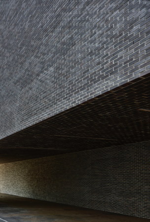 Im Sockel ist die Technik des Leitstandes untergebracht.