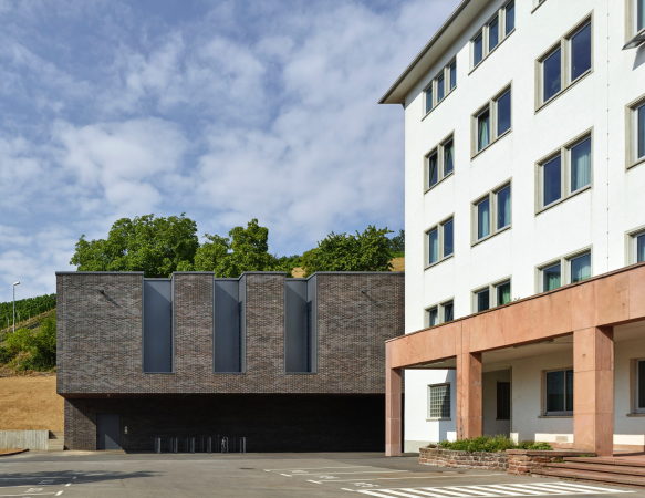 Das Bestandsgebude rechts im Bild war als Klinikbau errichtet worden.