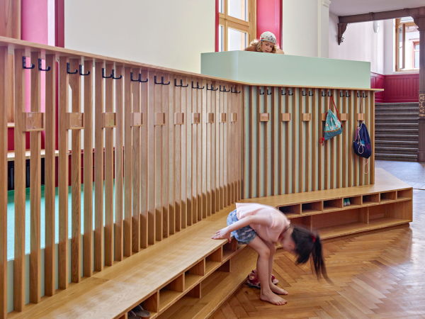 Schulhaus-Einbauten in Basel von ZMIK