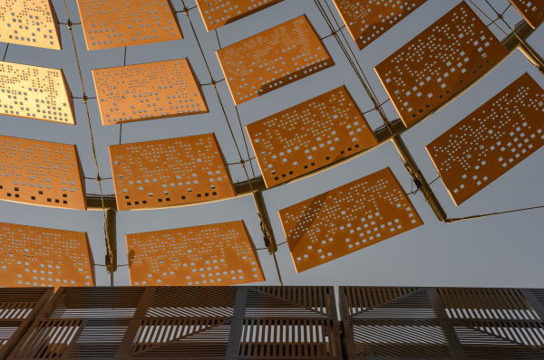 Detail der Schattenspender zwischen den Pavillons.