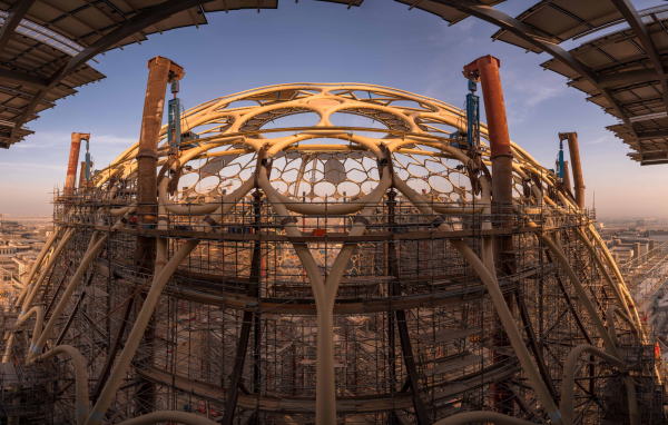 Al Wasl Plaza nach dem Aufsetzen der Stahlkuppel