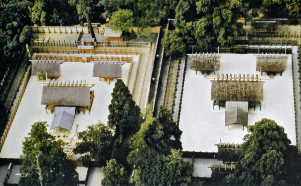 Exkurs: Es ist Teil des Kults um die Ise-Schreine in Japan, ihre Bauten regelmig originalgetreu zu kopieren und abzutragen, so dass stets nur eine Kopie existiert. Die Schreine sind ein Beispiel fr eine rituelle Rekonstruktion.