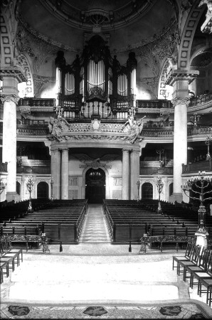 Mit der Rekonstruktion der Kreuzkirche in Dresden (1897-1900) vermittelten Schilling+Grbner die Gestalt des Originalgebudes und verbanden es mit modernen Elementen im Jugendstil. Die Kreuzkirche gilt als konzeptionelle Rekonstruktion.