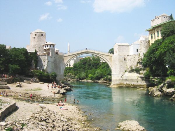 Die Brcke von Mostar bewertet Alexander Stumm als historische Simulation eines Gebudes, das whrend des Jugoslawien-Kriegs zerstrt wurde. Wegen ihres Werts als soziales Denkmal nach dem Krieg wurde die neue alte Brcke direkt als UNESCO-Weltkulturerbe gelistet.